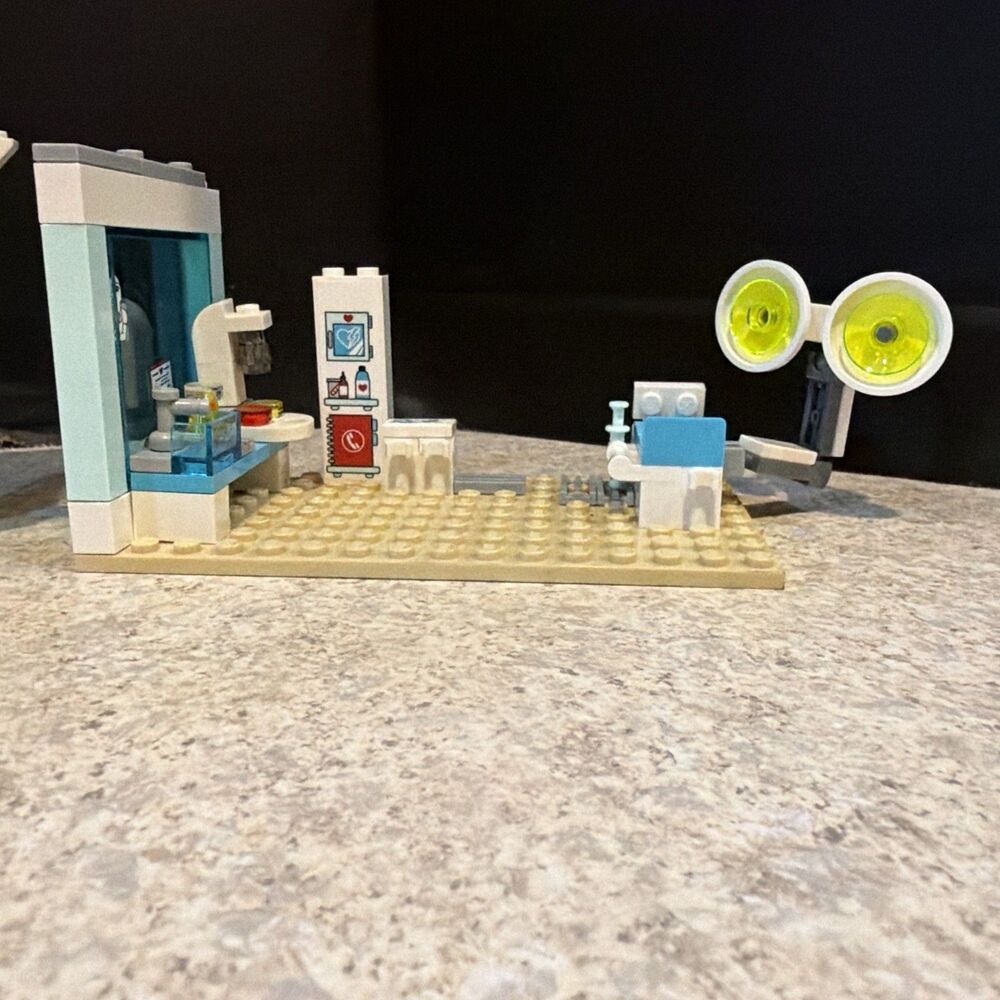 LEGO Friends 41318: Heartlake Hospital - RETIRED - Incomplete - Picture 8 of 8